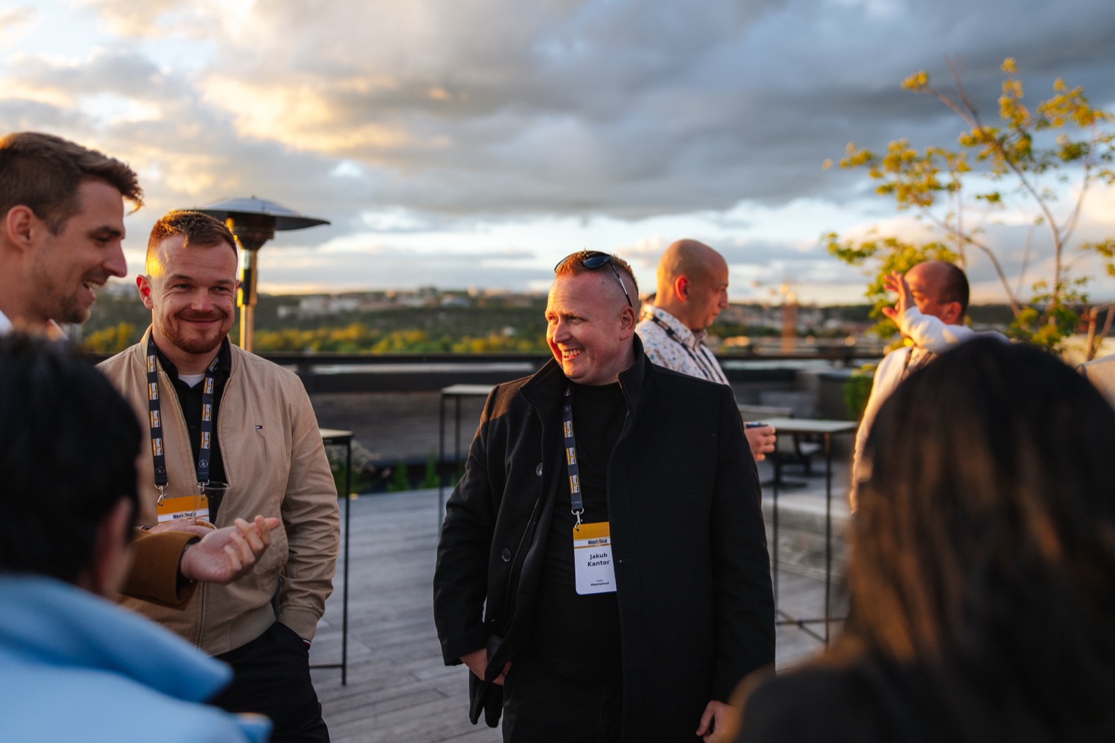 Jakub Kantor v networkingu s členy KOMUNITY na terase J&T Banky